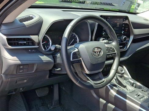 Used 2022 Toyota Highlander XLE AWD/4WD image 25