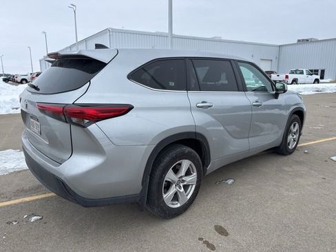Used 2023 Toyota Highlander LE image 6