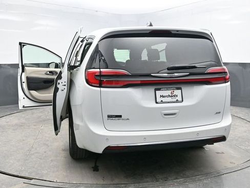 Used 2023 Chrysler Pacifica Touring-L image 39