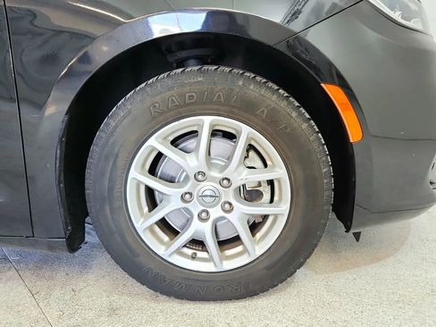 Used 2022 Chrysler Pacifica Touring-L image 13