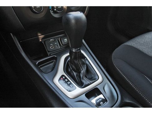 Used 2015 Jeep Cherokee Sport image 28