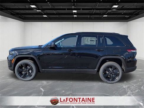 New 2025 Jeep Grand Cherokee Altitude image 2