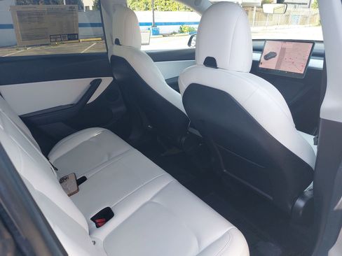 Used 2021 Tesla Model Y Long Range image 11