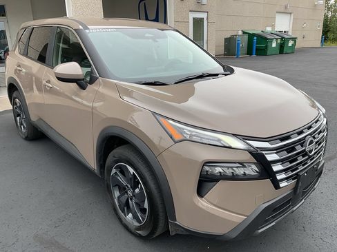 Used 2025 Nissan Rogue SV AWD/4WD image 3