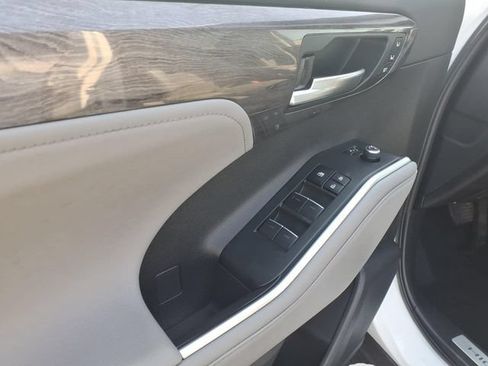 Certified 2024 Toyota Highlander Limited AWD/4WD image 4