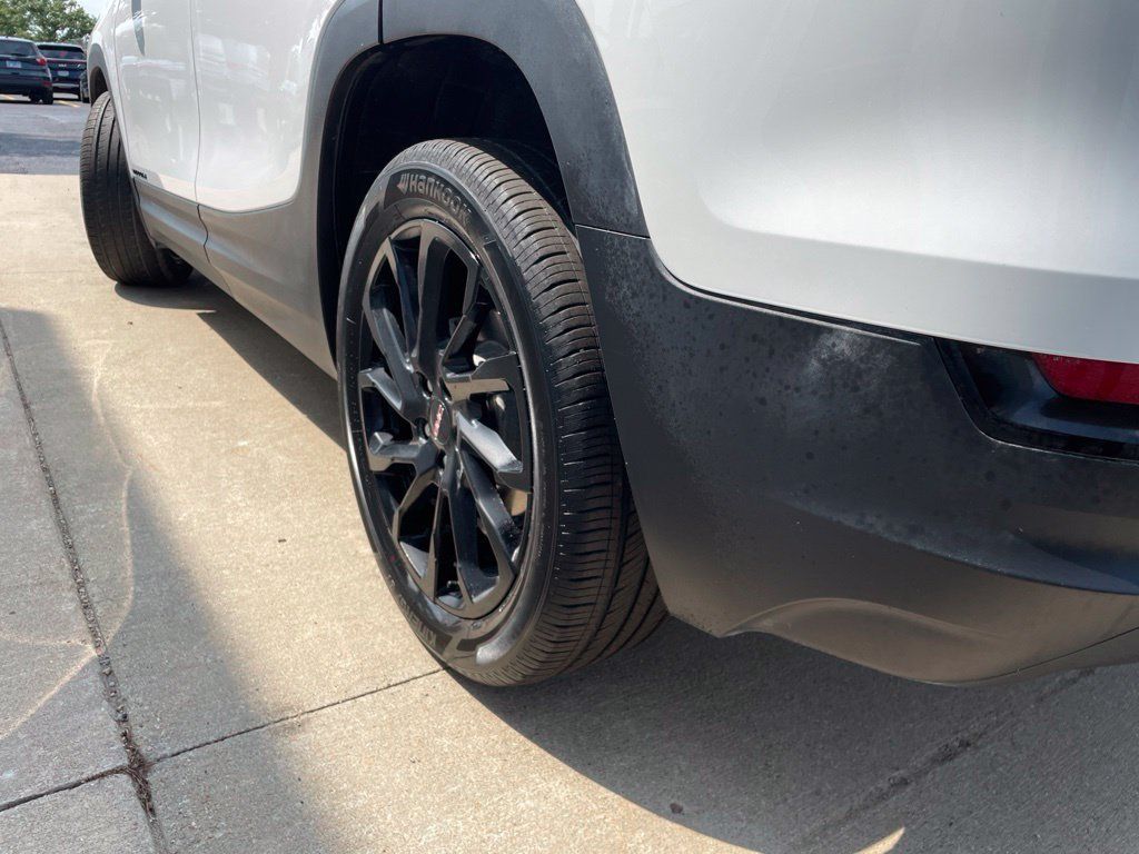 Used 2024 GMC Terrain SLE w/ Elevation Edition FWD image 17