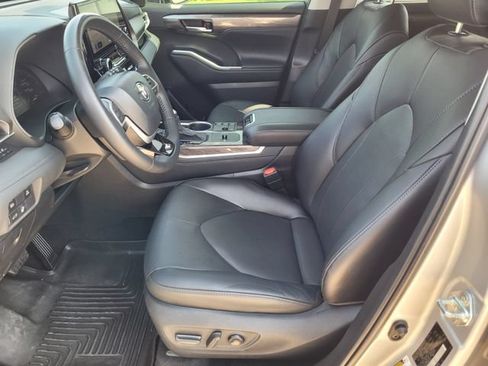 Used 2024 Toyota Highlander Limited AWD/4WD image 22