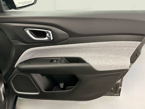 Used 2022 Jeep Compass Latitude image 32