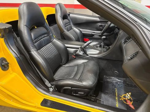 Used 2004 Chevrolet Corvette Convertible w/ Preferred Equipment Group RWD image 14