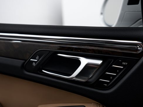 Certified 2026 Porsche Macan AWD/4WD image 17