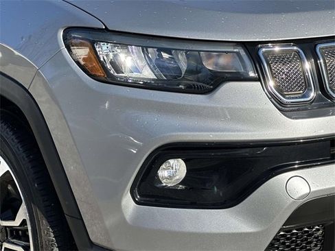 Certified 2022 Jeep Compass Limited image 9