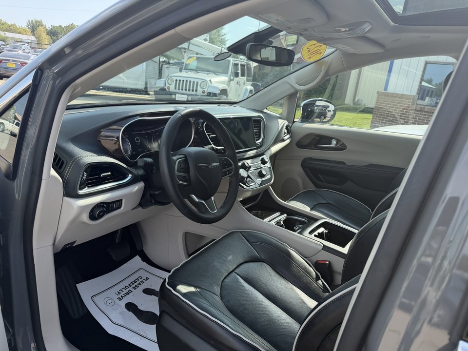 Used 2023 Chrysler Pacifica Limited FWD image 12