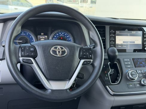 Used 2019 Toyota Sienna L FWD image 23