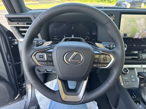 Used 2026 Lexus GX 550 w/ Accessory Package (2T) AWD/4WD image 17