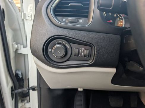 Used 2020 Jeep Renegade Limited w/ LED Lighting Group FWD image 11