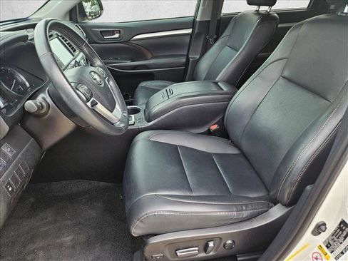 Used 2019 Toyota Highlander XLE FWD image 16