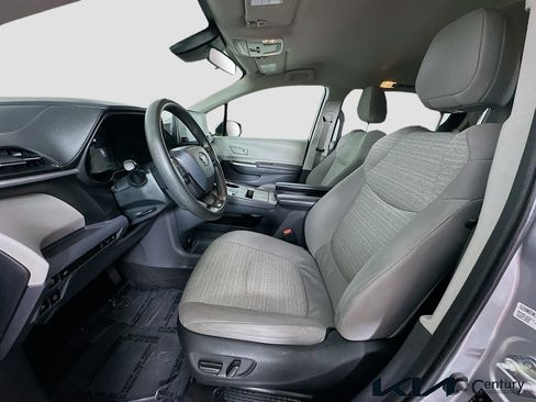 Used 2023 Toyota Sienna LE FWD image 19