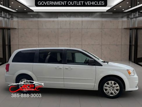 Used 2017 Dodge Grand Caravan SE w/ UConnect Hands-Free Group image 5