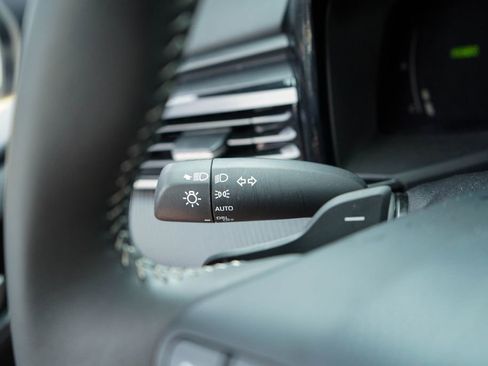 Used 2025 Toyota Camry SE w/ Convenience Package image 30