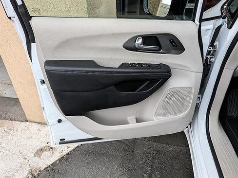 Used 2024 Chrysler Pacifica Touring-L FWD image 18