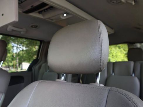Used 2014 Chrysler Town & Country Touring FWD image 45