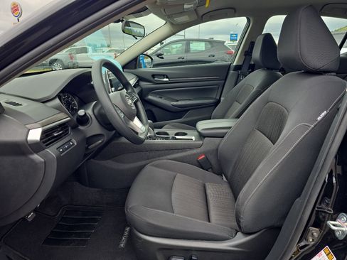 Used 2025 Nissan Altima 2.5 SV FWD image 9