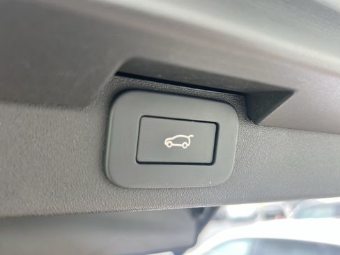 Used 2024 Land Rover Discovery Dynamic SE AWD/4WD image 35
