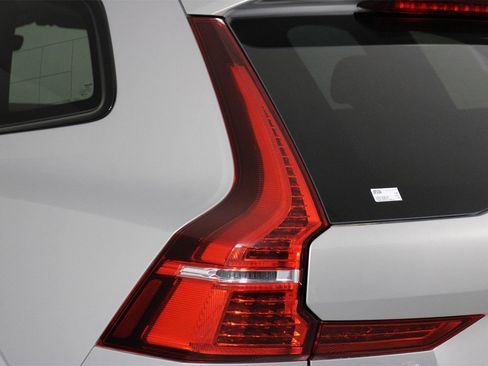 Certified 2025 Volvo XC60 B5 Plus image 18