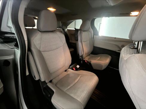 Used 2022 Toyota Sienna LE image 19