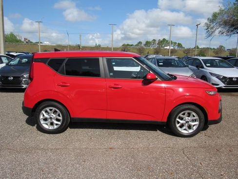 Used 2021 Kia Soul S FWD image 2