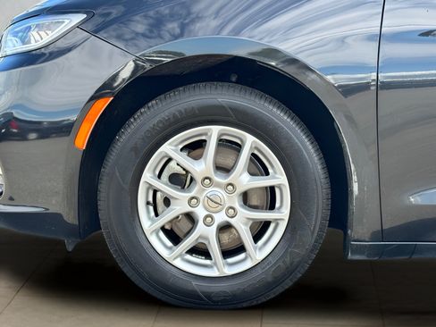 Used 2023 Chrysler Pacifica Touring-L FWD image 36