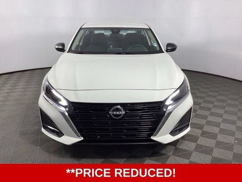 Used 2025 Nissan Altima 2.5 SV FWD image 2