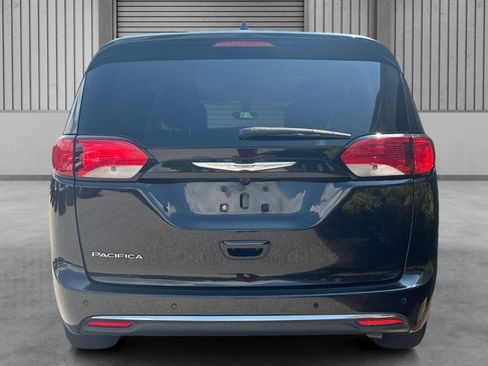 Used 2017 Chrysler Pacifica Touring-L FWD image 10