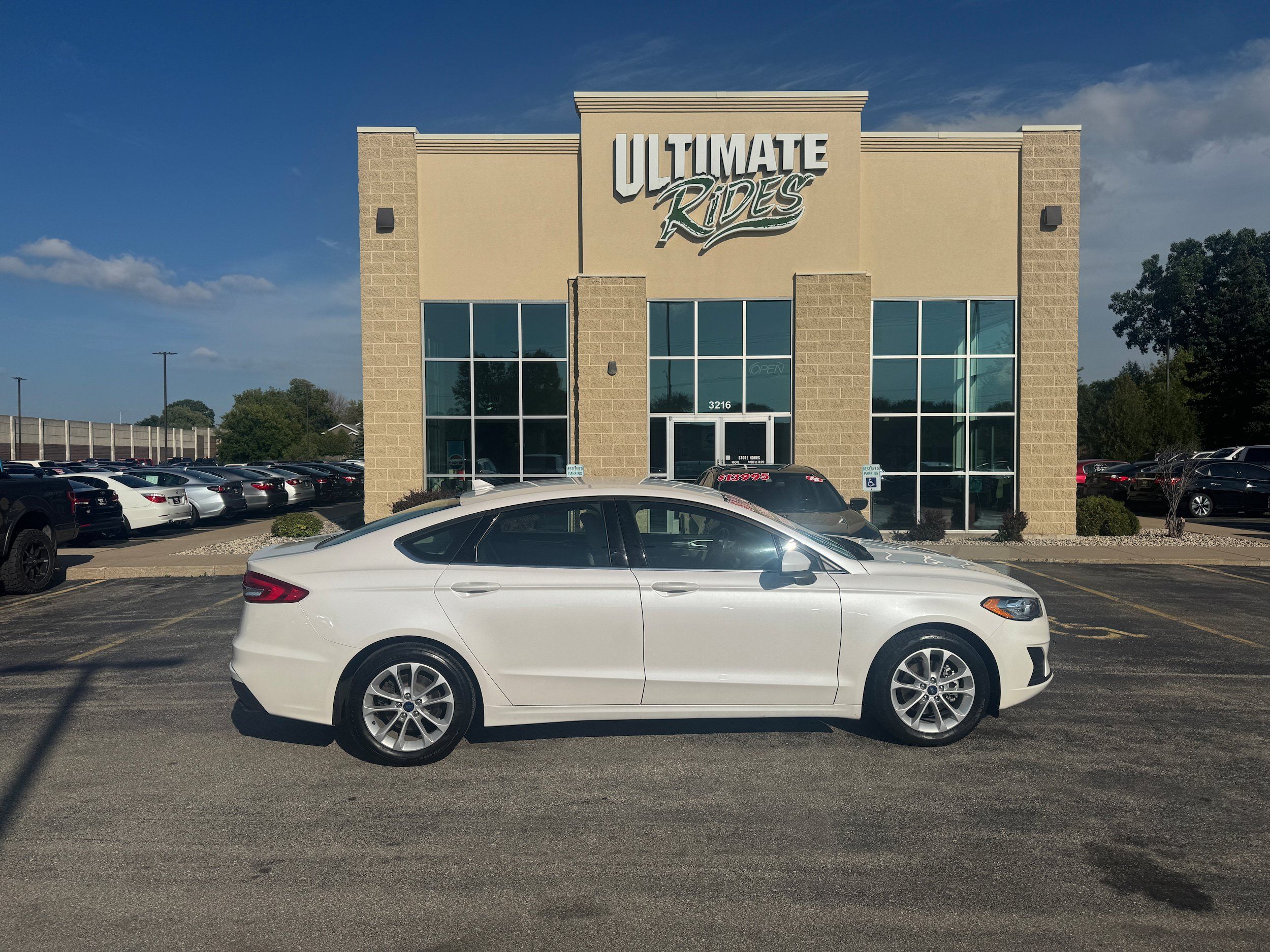 Used 2019 Ford Fusion SE FWD image 1