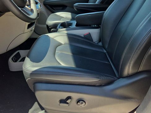 Used 2024 Chrysler Pacifica Limited FWD image 12