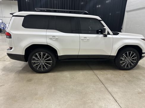 Used 2025 Lexus GX 550 w/ Accessory Package (2T) image 14