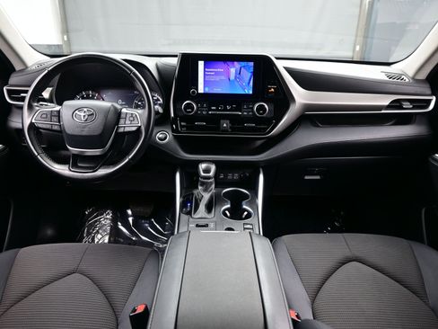 Used 2024 Toyota Highlander LE AWD/4WD image 17