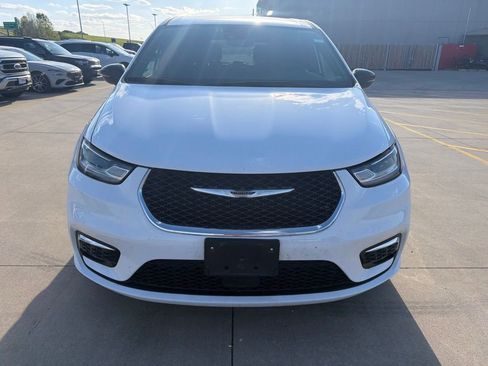 Used 2025 Chrysler Pacifica Select FWD image 8