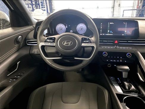 Certified 2025 Hyundai Elantra SEL FWD image 17