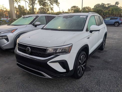 Used 2024 Volkswagen Taos SE image 2