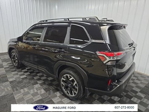 Used 2025 Subaru Forester Premium image 11