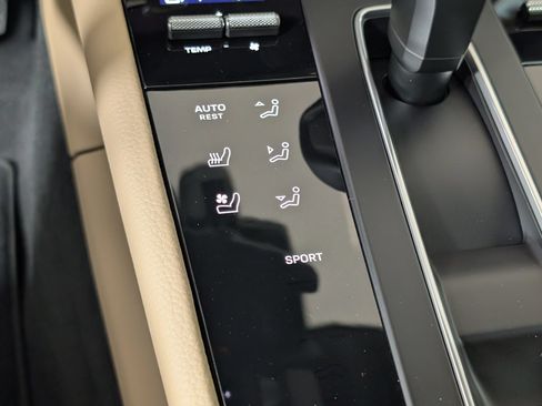Used 2026 Porsche Macan AWD/4WD image 25