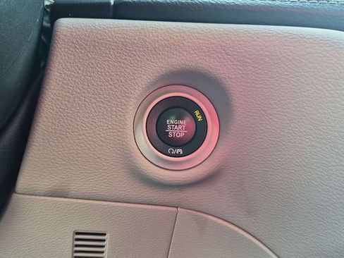 Used 2023 Chrysler Pacifica Limited FWD image 21