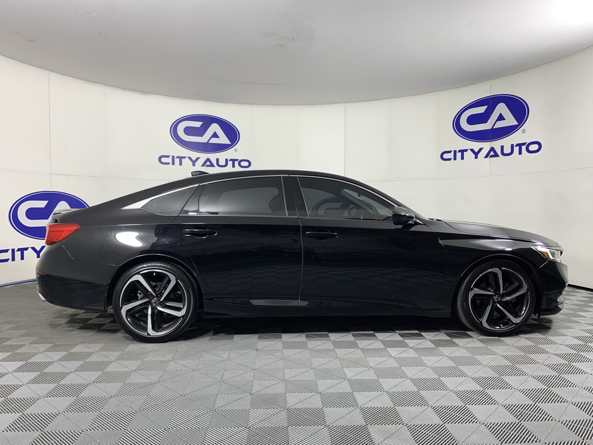 Used 2018 Honda Accord Sport image 2