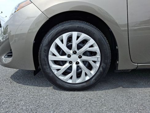 Used 2017 Toyota Corolla LE w/ Carpet Mat Package (TMS) FWD image 9