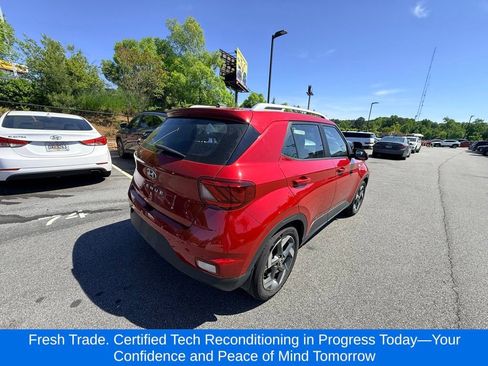 Used 2023 Hyundai Venue SEL FWD image 4