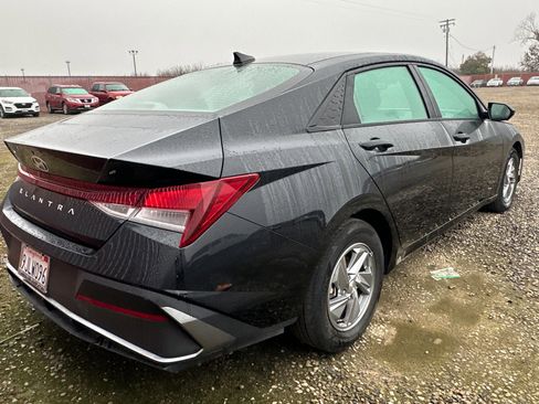 Used 2024 Hyundai Elantra SE image 3