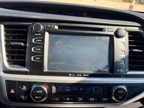 Used 2017 Toyota Highlander SE AWD/4WD image 16