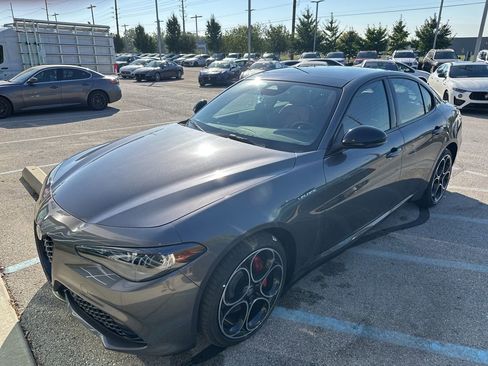 Used 2025 Alfa Romeo Giulia AWD image 3