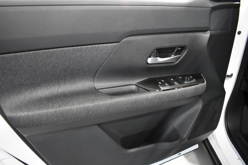 Certified 2026 Nissan Kicks SV AWD/4WD image 15